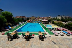 Det er trivelig ved hotellets basseng