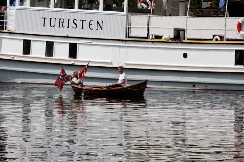 Mange som ville se nærmere på Turisten
