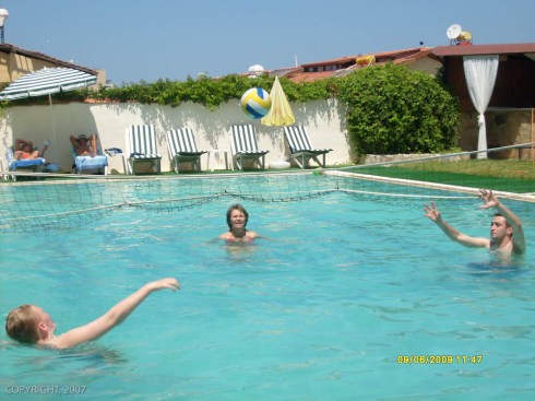 Moro i poolen på AliBabam