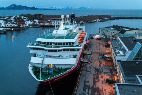 Hurtigruta er i ferd med å legge til