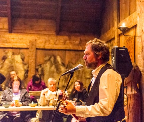 Ola Bremens synger viser ute på Borg ved Leknes