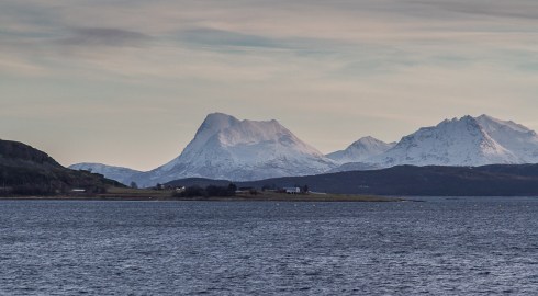 Bilde tatt fra Bjarkøy. Fjellene i bakgrunnen er naboøya Grytøy.