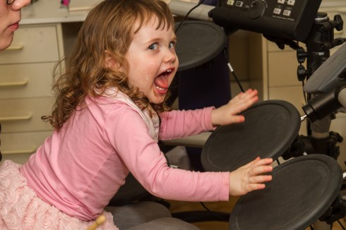 Jenny spiller trommer