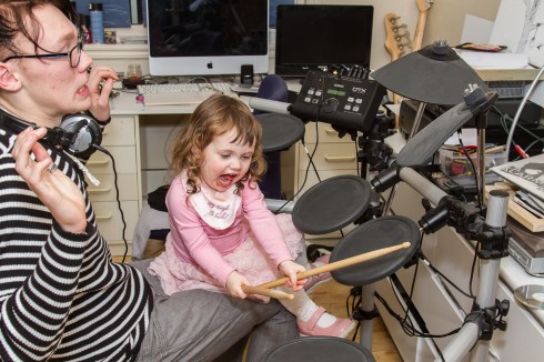 Jenny spiller trommer