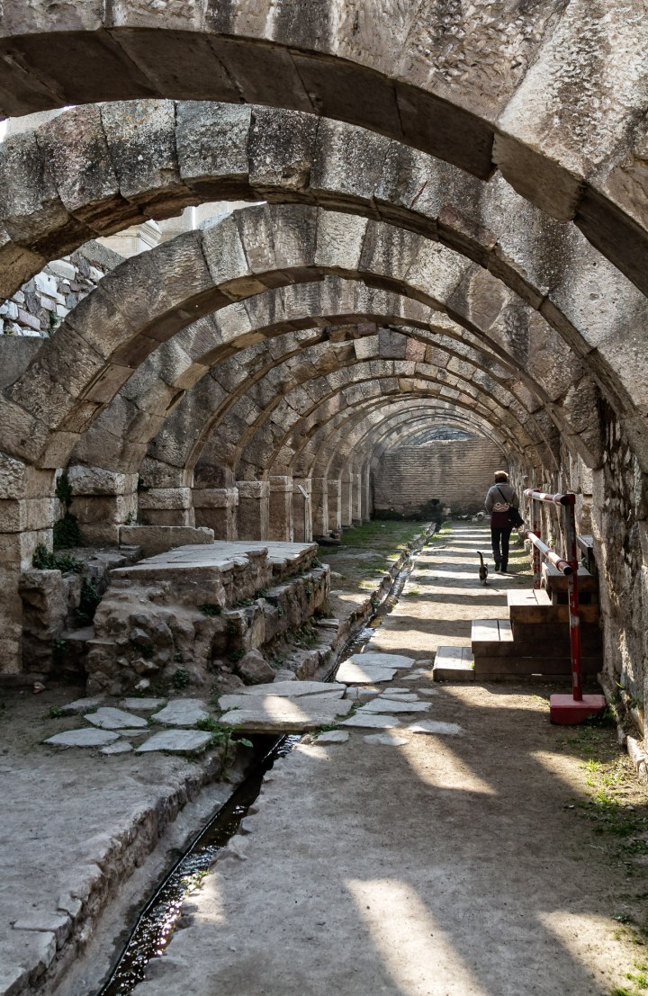 Vi besøker Agoraen i Izmir. Gammelt historisk sted.