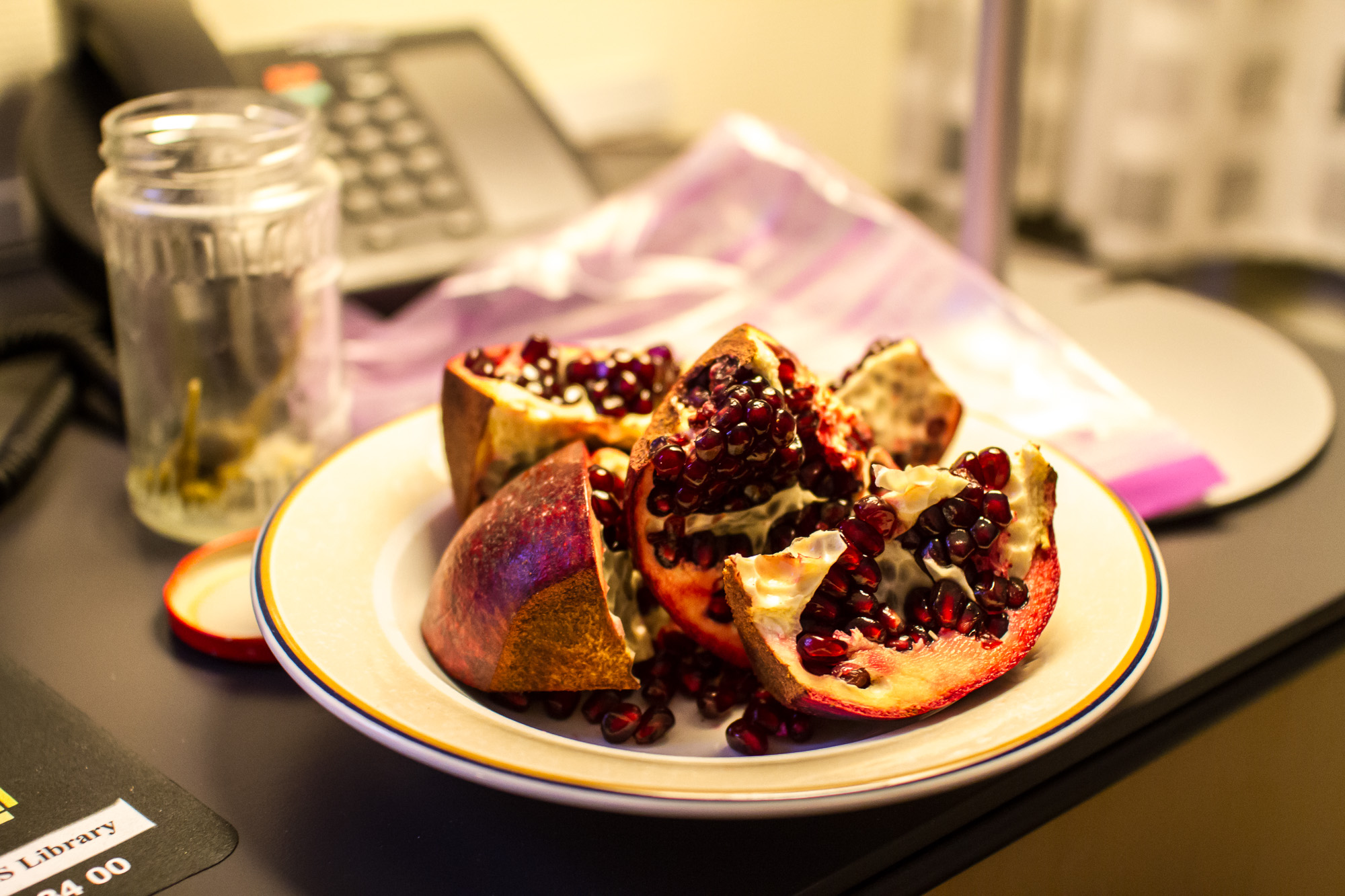 Granateple på rommet mitt