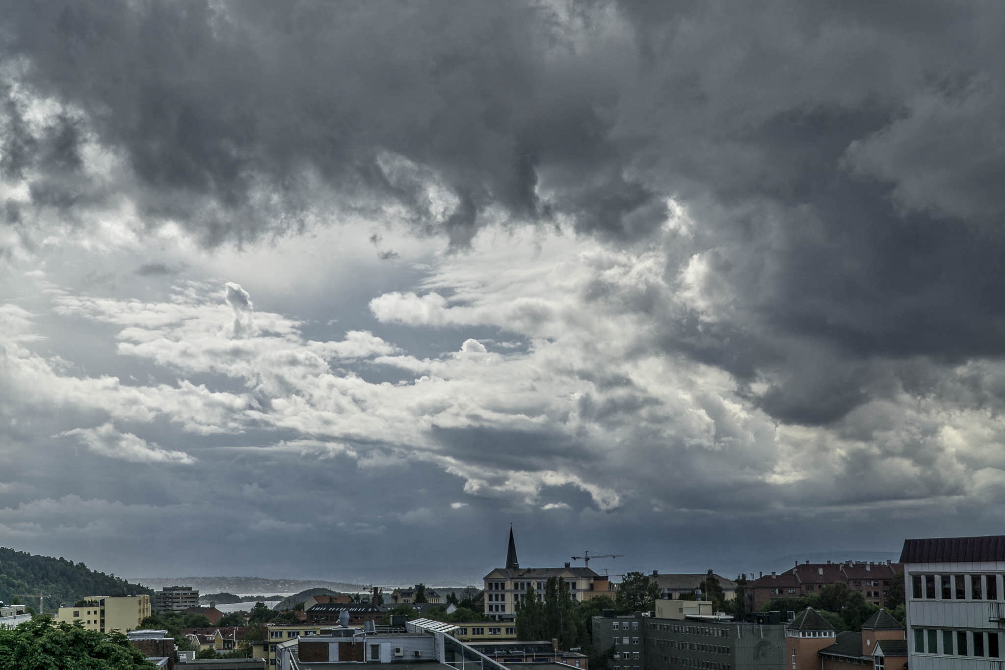 Tunge skyer utenfor kontoret. Det blir tordenvær.