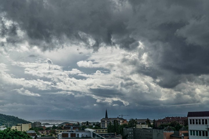 Tunge skyer utenfor kontoret. Det blir tordenvær.