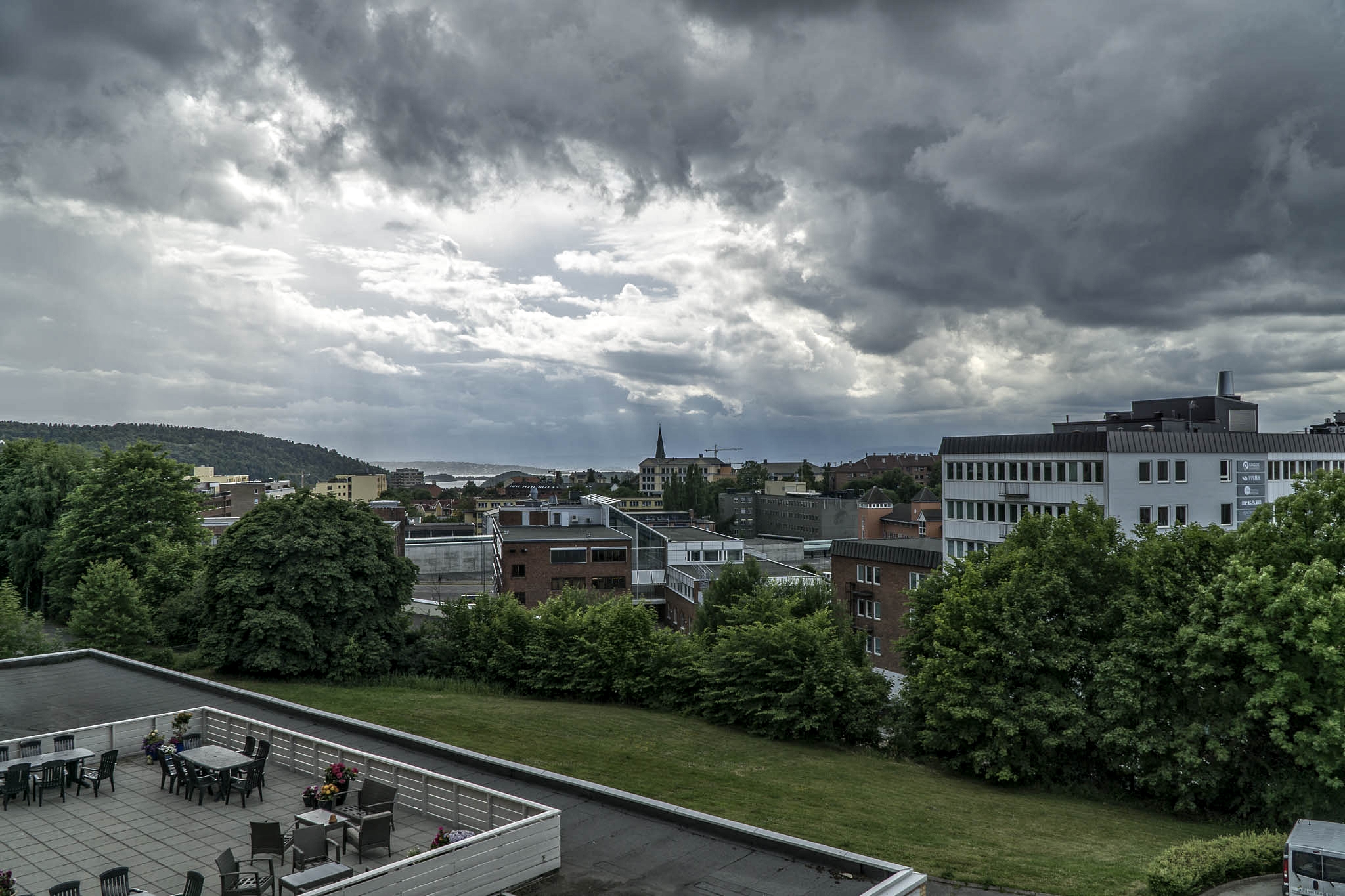 Tunge skyer utenfor kontoret. Det blir tordenvær.