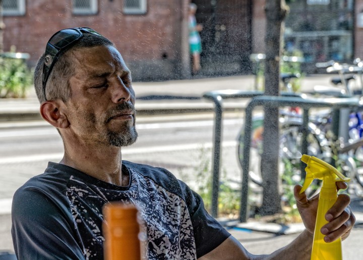 Jørgen kjøler seg ned med vannflaske