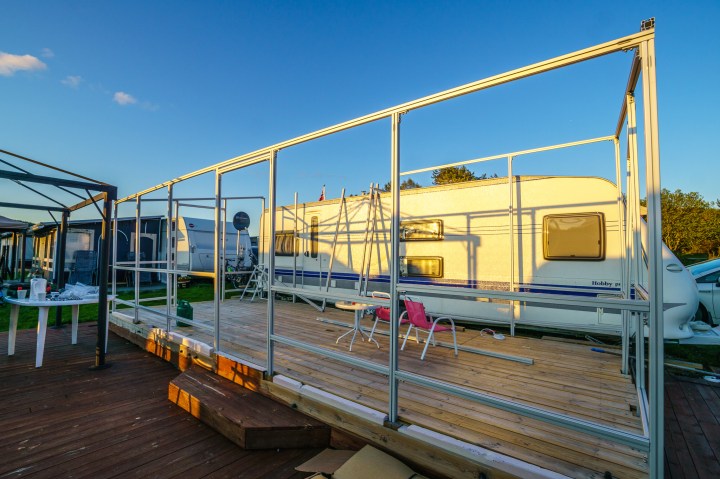 Vi har kjøpt nytt helårstelt som er 6.70 langt og 3m bredt. Skal bli deilig å ha noe man slipper å ta ned på vinteren.