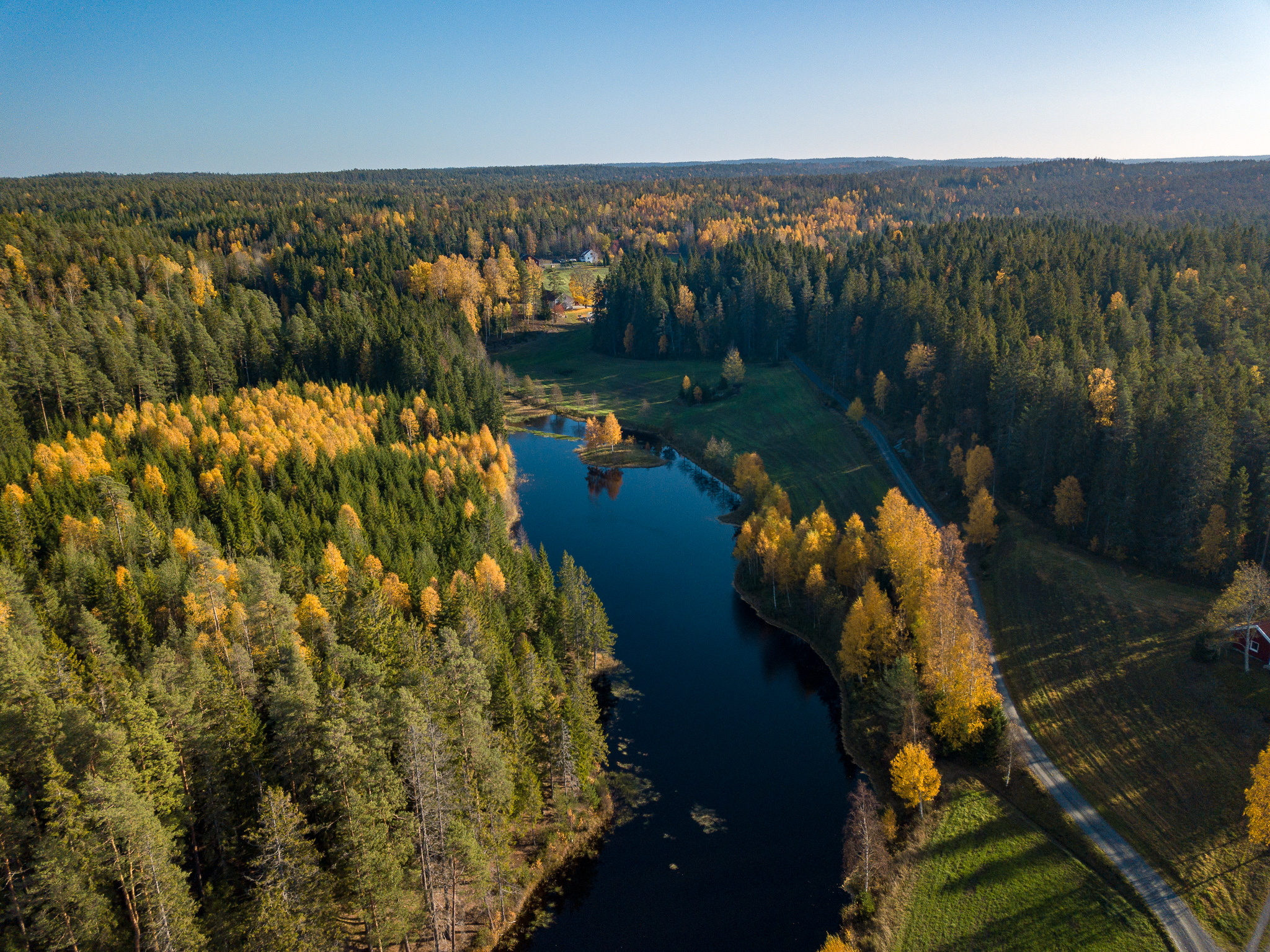 Elva som renner ned mot møllehuset